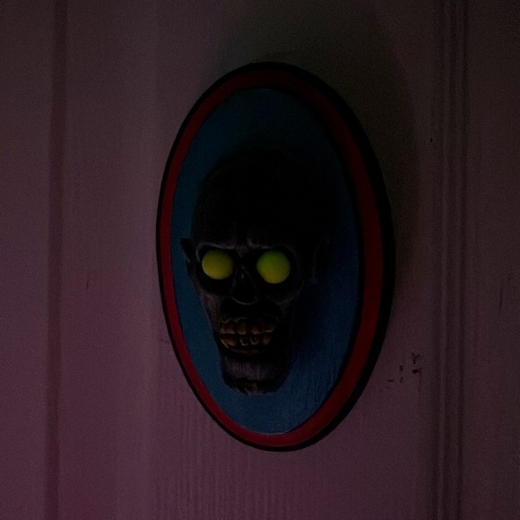 Zombie Head Wall Decor, eyes that glow in the dark - Picture 5 of 6